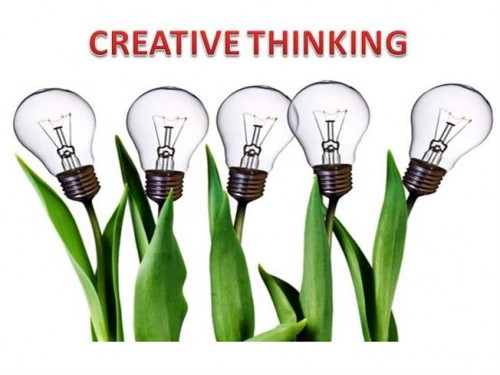 И земли растут идеи бизнеса в виде лампочек и надпись мысли креативно