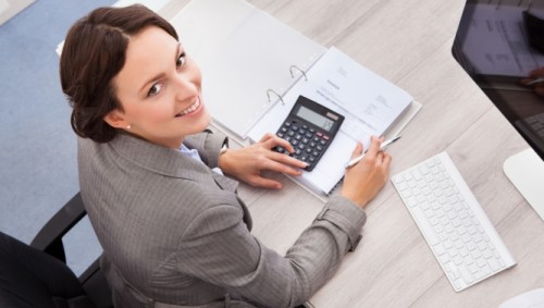 Девушка считает на калькуляторе