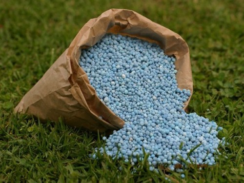 Мешок с минеральными удобрениями