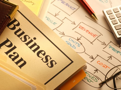 Папка на столе с надписью бизнес-план