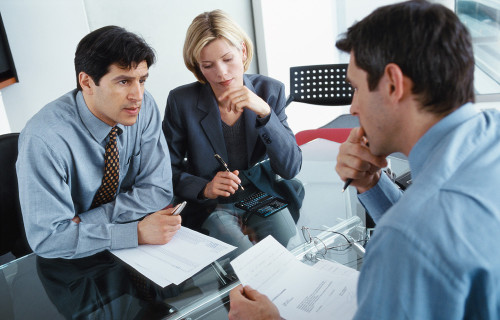 Мужчина и женщина ведут переговоры о покупке бизнеса