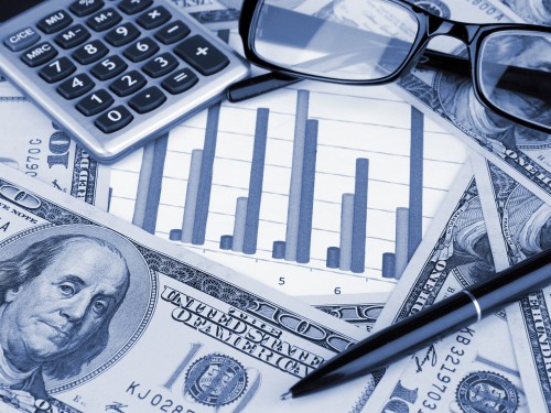 Доллары, ручка, очки, калькулятор и графики
