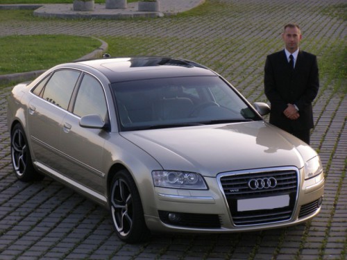Персональный водитель в костюме и ауди