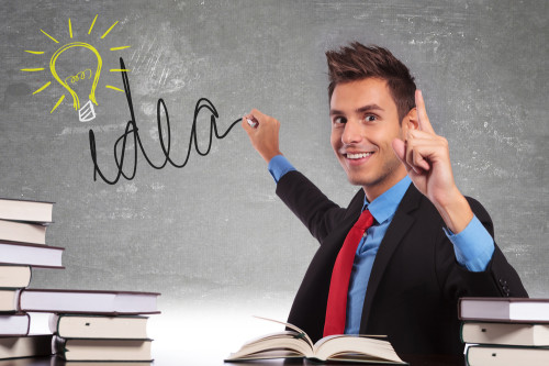 Парень ищет идею для бизнеса