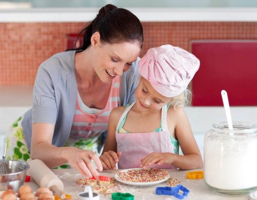 Мама и дочь пекут торт