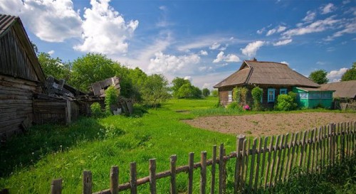 Деревенский домик, сарай и забор