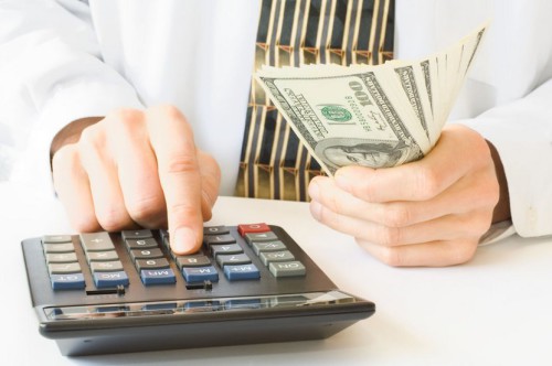 Мужчина считает на калькуляторе