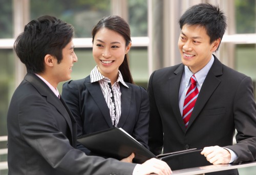 Молодые предприниматели в Китае совещаются по поводу открытия бизнеса