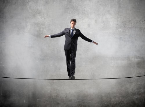 Мужчина балансирует на канате