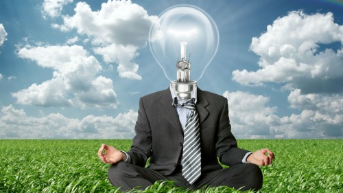 Мужчина сидит на траве а вместо головы у него лампочка