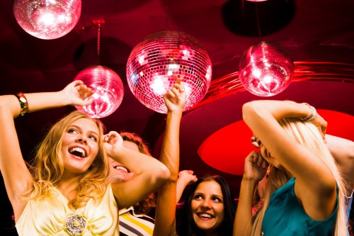 Девушки танцуют в ночном клубе