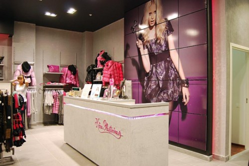 Торговый зал небольшого магазина женской одежды