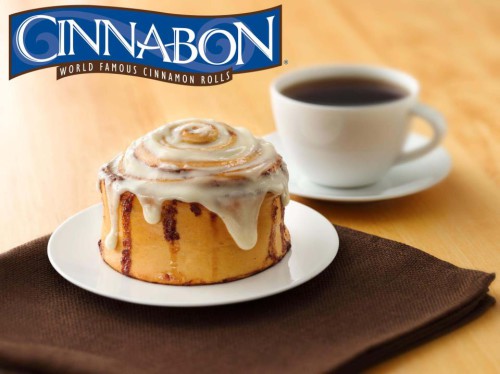 Кофе и пирожное Cinnabon на столе