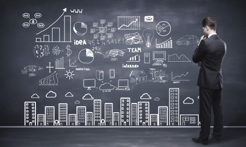 Мужчина думает как рекламировать свои услуги