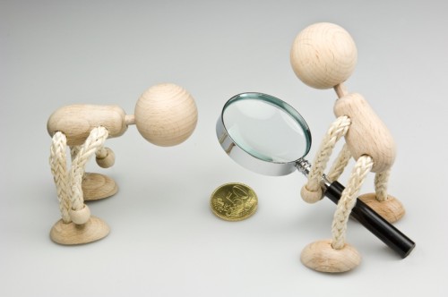 Человечки смотрят на деньги