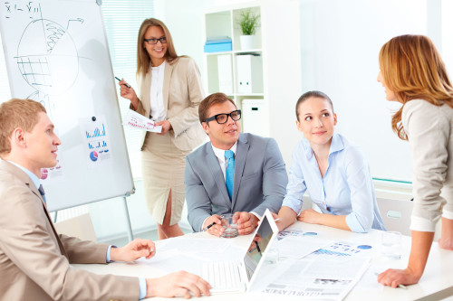 Сотрудники фирмы совещаются как снизить цены и задавить конкурента