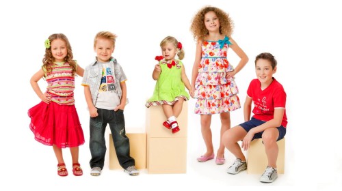 Дети в модной одежде позируют на камеру