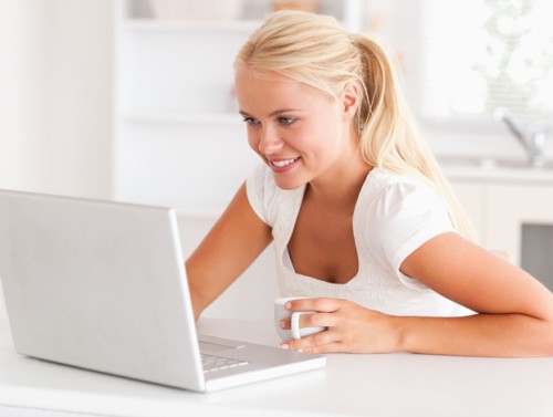 Красивая девушка работает за ноутбуком