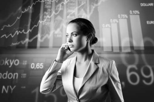 Красивая девушка на бирже торгует акциями