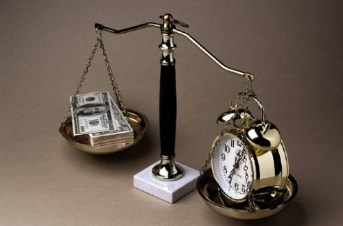 Доллары и будильник на чаше весов