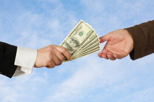 Мужчина даёт в долг доллары другому мужчине