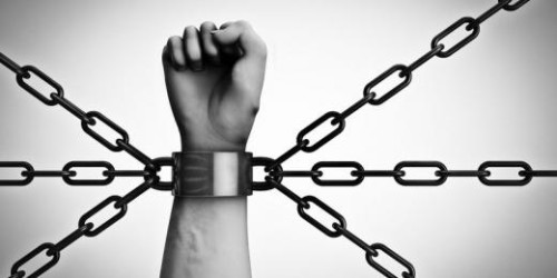 Рука скованная цепями