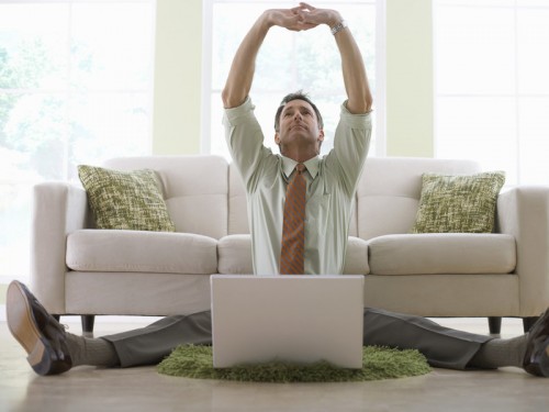 Мужчина за ноутбуком ищет способы как заработать своими руками