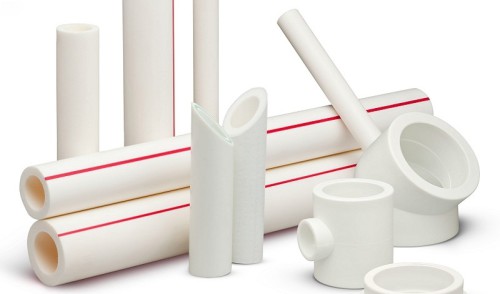 Белые пластиковые трубы разного диаметра