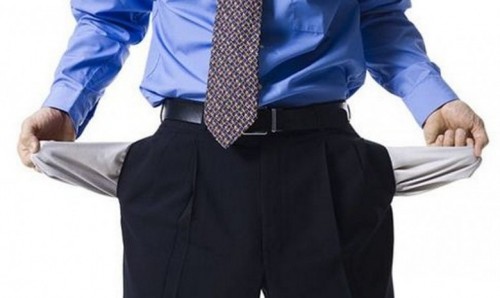 Мужчина с пустыми карманами брюк