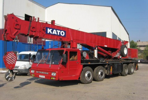 Красный японский автокран Като