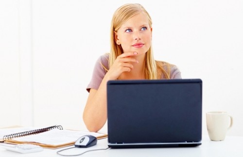 Девушка думает над идеей для бизнеса