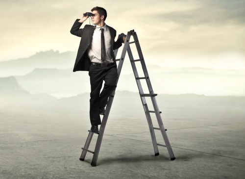 Мужчина смотрит в даль