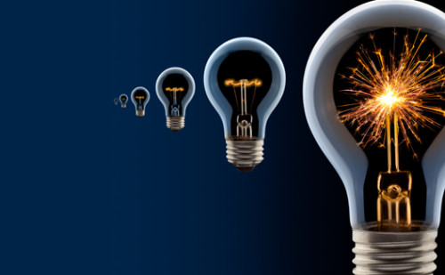 Обычные лампочки на синем фоне