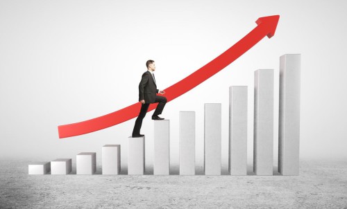 Мужчина в костюме идёт вверх по ступенькам