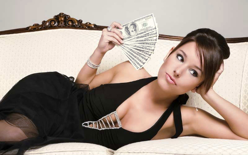 Красивая девушка с долларами