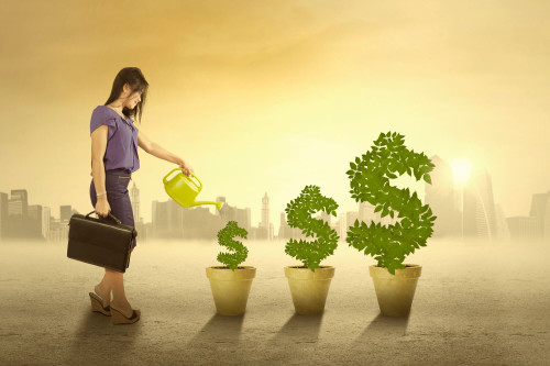 Девушка поливает деревья доллары