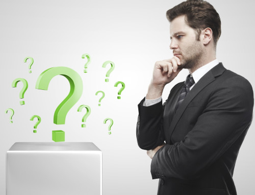 Мужчина думает над идеей для бизнеса