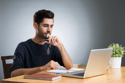 Парень работает за ноутбуком