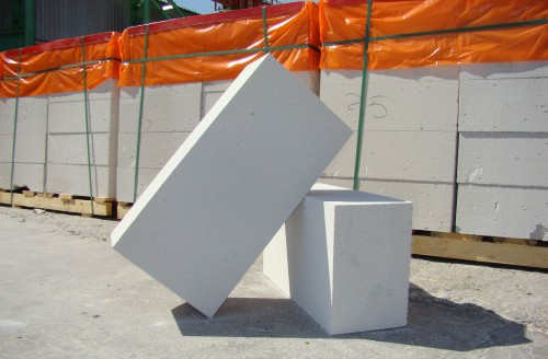 Газосиликатные блоки лежат на земле, на улице