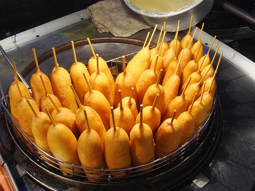 Приготовленные корн доги готовые к реализации