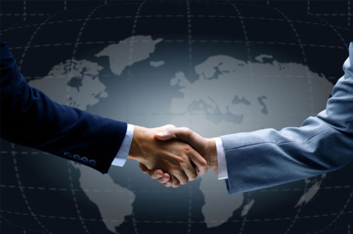 Бизнесмены пожимают друг другу руки