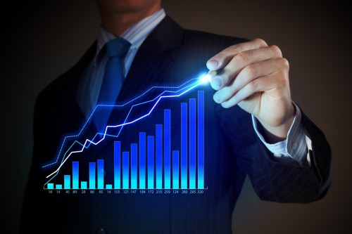 Мужчина рисует график