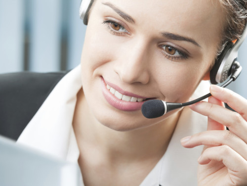 Красивая девушка даёт консультацию по Скайпу