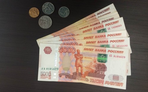 Пятитысячные купюры лежат на столе