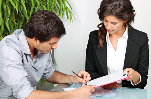 Сотрудница банка выдаёт кредит мужчине