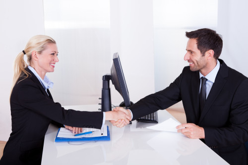 HR менеджер собеседует соискателя