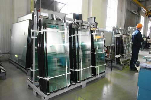 Стеклопакеты уложенные на поддонах в производственном помещении