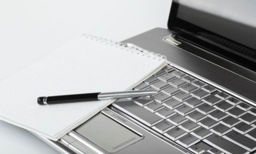 Ноутбук, блокнот и ручка