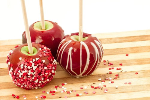 Карамельные яблоки на столе