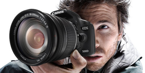 Мужчина фотографирует